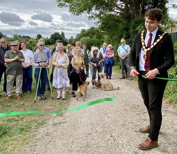 Pewit nature reserve, Mayor Harry cutting the ribbon
